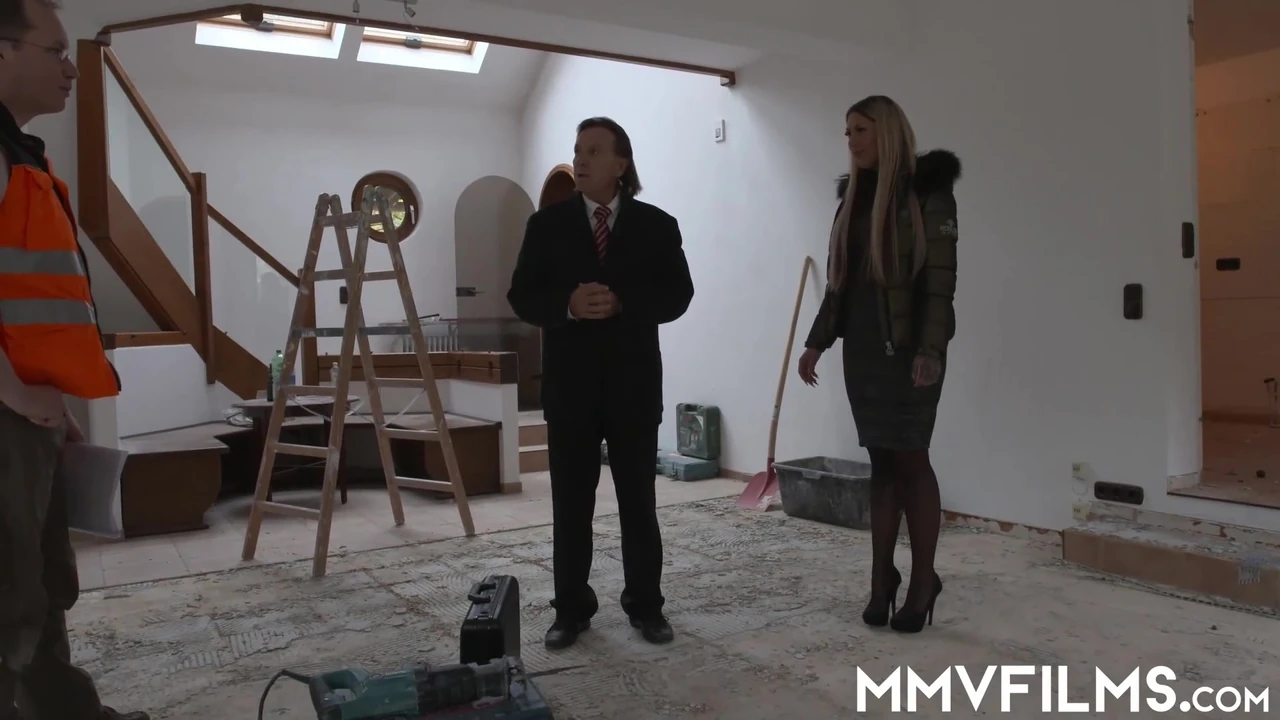 सुनहरे बालों वाली सुंदरी भाग्यशाली कर्मचारी को चोद रही है