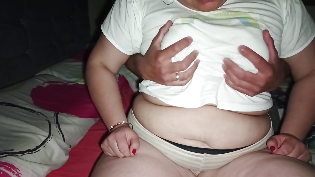 Güzel doğal göğüsler seksi piercinglerini gösteriyor