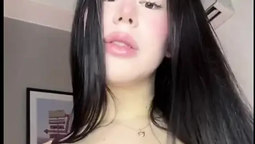 Büyük yaraklı trans kız götünü sikiyor ve sert boşalıyor