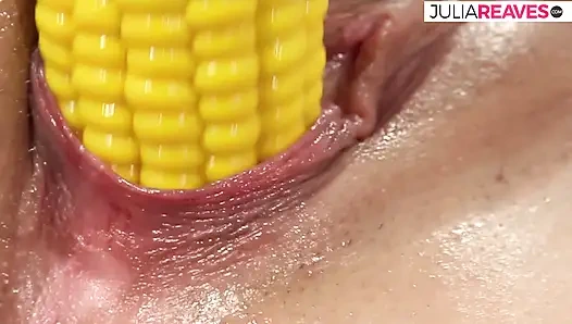 Hatun büyük bir dildoyla sıkı amını sikerken inliyor