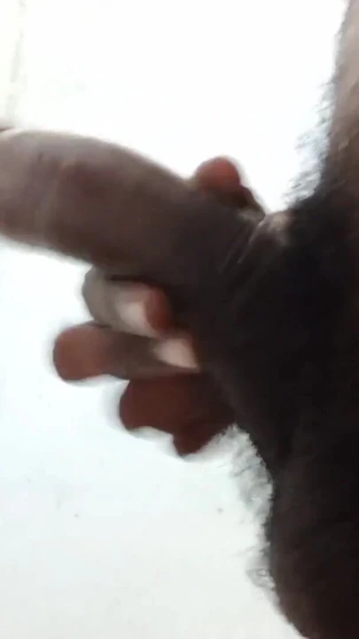 Rajesh playboy 993 banyoda işiyor, sıska vücudunu, karın kaslarını, götünü, götünü gösteriyor ve boşalıyor | Klip 1