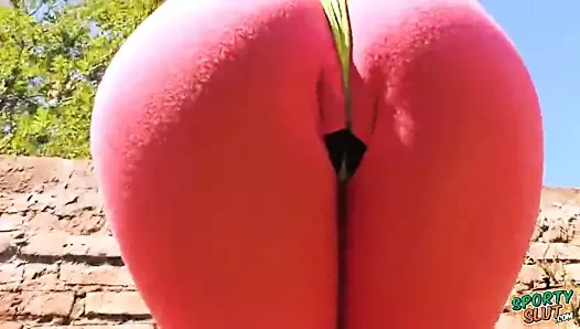 Büyük göt genç sıkı tayt ve tanga yoga yapıyor. busty genç