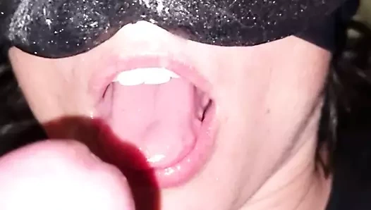 Ev hanımı kayınbiraderi ile oral seks yapıyor.