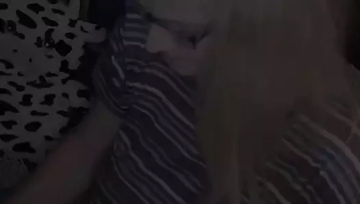 Ateşli olgun amcığıyla oynuyor!