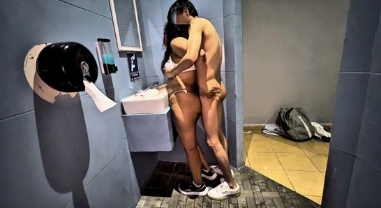 Üvey kuzenimle teyzemin banyosunda yapıyorlar