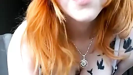 güzel kızıl saçlı vücudunu gösterir