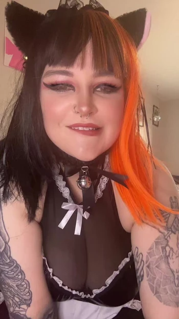 Большая аккуратная готеса делает инструкцию по дрочке