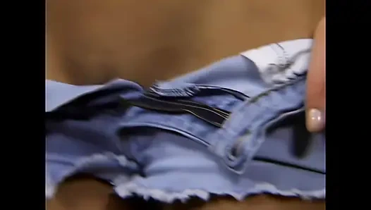 Gerçekten sert bir şekilde sikilmesi için samimi yumuşak poposuna hevesli bir kahverengi esmer