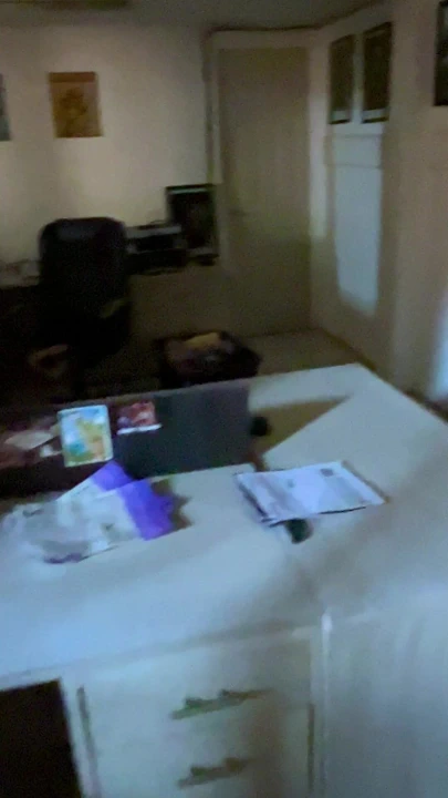 İşe gönderildim ve sonunda patronun ofisinde çıplak mastürbasyon yapıyorum