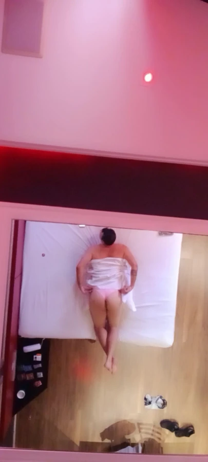 Motelde sadece külotlu büyük göt üzerine boşalıyor