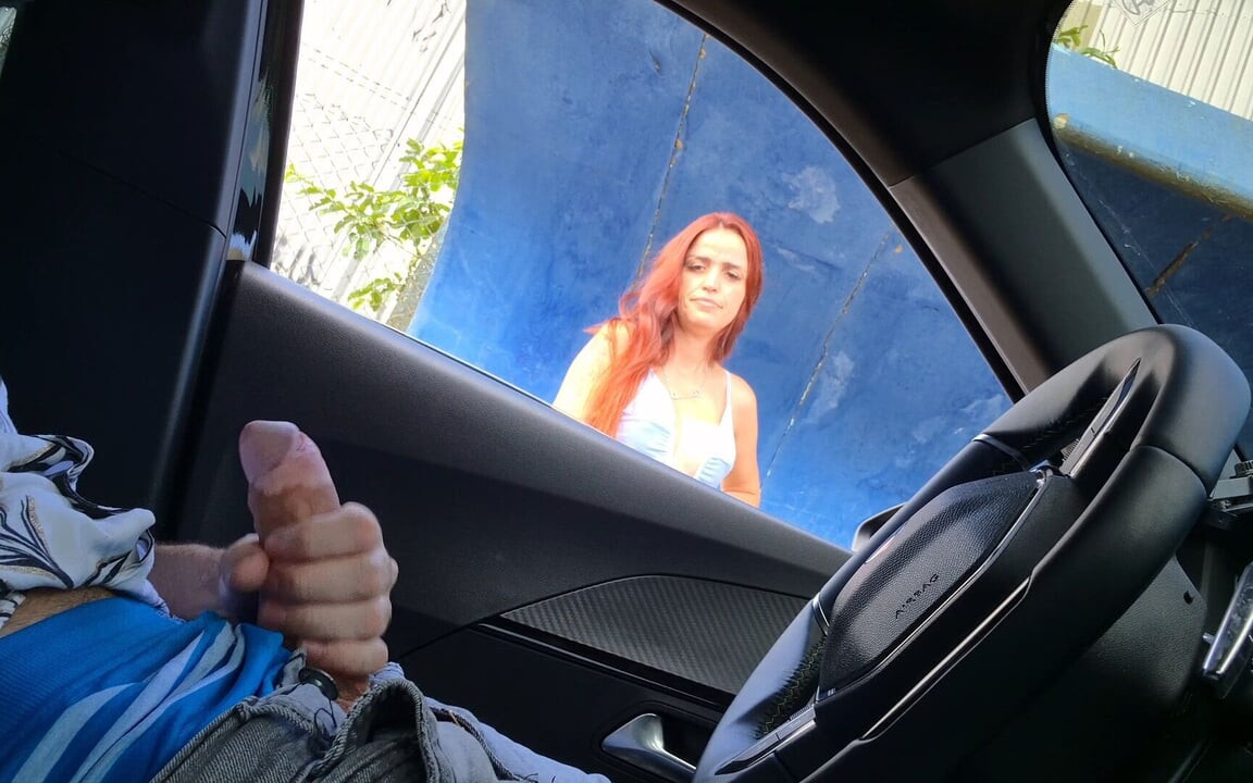 Sürüş sırasında riskli el işi yaptım, güzel kızıl saçlıyı orgazm olana kadar aletimi görmek için çağırdım!