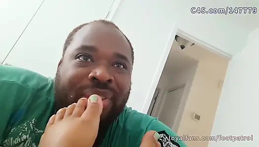 Masöz kızıl saçlı iri güzel kadının ayaklarını, göbeğini, memelerini Dia'nın ilk ayakla mastürbasyonuyla emdiriyor