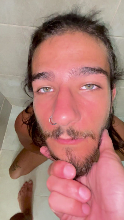 Pov: sen duşta işeyen genç bir twinksin, altın duş