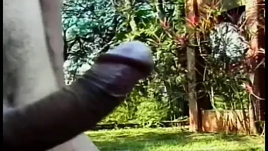 Sıska küçük transeksüel fahişe açık havada büyük şişman yarak emmeyi seviyor