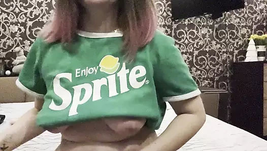 Önce tüm deliklere sikişiyorum ve inliyorum ve sonra bir bardağa fışkırtıyorum ve sonra amcığımın suyu