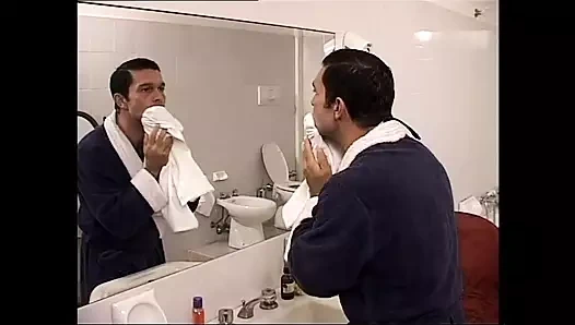 Biri bizi izlerken banyoda güzel bir anal sikiş