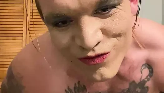 David kendini çıplak gösterir