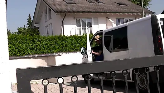 Güzel amcıklı seksi sarışın garajda araba tarafından sikiliyor