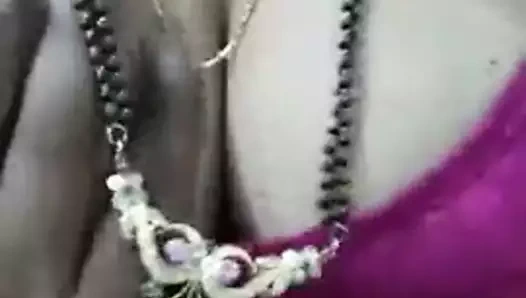 evli kadın göğüsleri gösterir