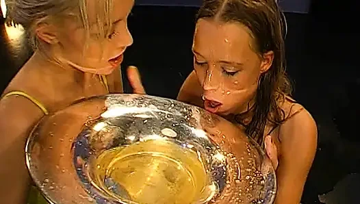 2 ateşli hatun bukkake ggg john thompson'da öpüşmeyi ve sidik değiştirmeyi seviyor