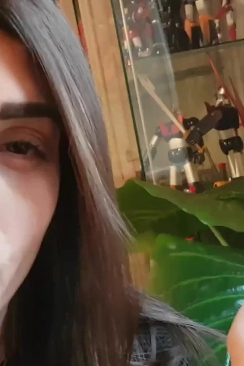Güzel bir kızla yakın çekimde sigara içiyor
