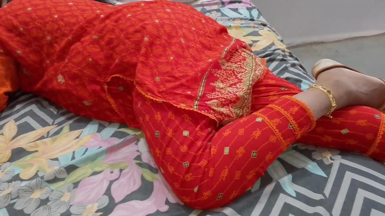 सुंदर पंजाबी पत्नी अपने पति से नाराज हो जाती है