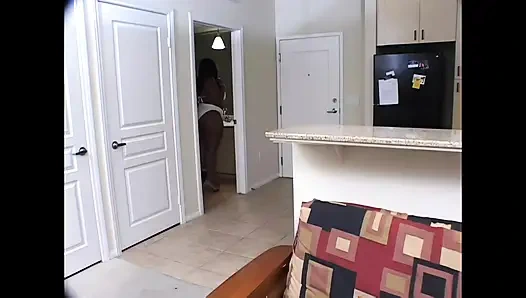 Göğüsleri kaslı göğsüne bastırıyor