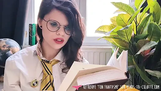 Vends-ta-culotte - genç ve güzel Fransız öğrenci kitap okurken azıyor ve mastürbasyon yaparak orgazm oluyor