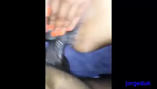 negro le da por atras a mi esposa y hace que se moje