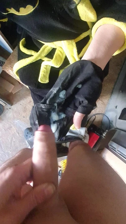 Сосед получила дрочку и кончает в мои грязные вонючие трусики