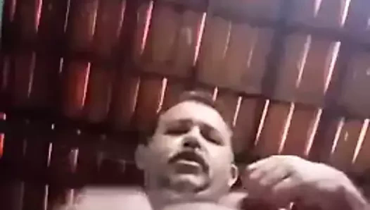 Coroa maduro gozando 3