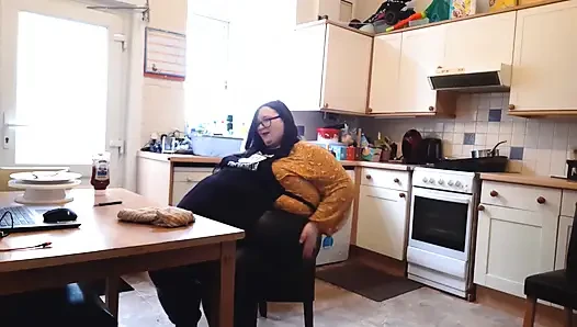 İri güzel kadın ssbbw fantezi yeme ve vücut büyümesi