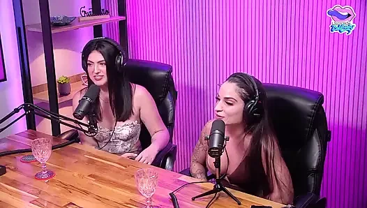 Sevimli iri güzel kadın ve kız arkadaşları fahişelik edepsizce konuşuyor