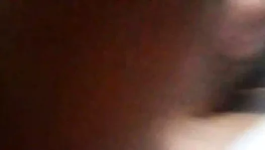 Olgun esmer karısı meslektaşının taşaklarını yalıyor