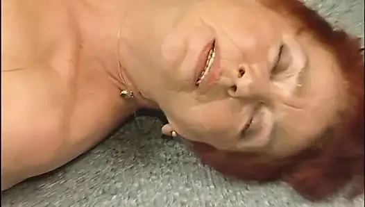 Kızıl saçlı nine amını parmaklatıyor