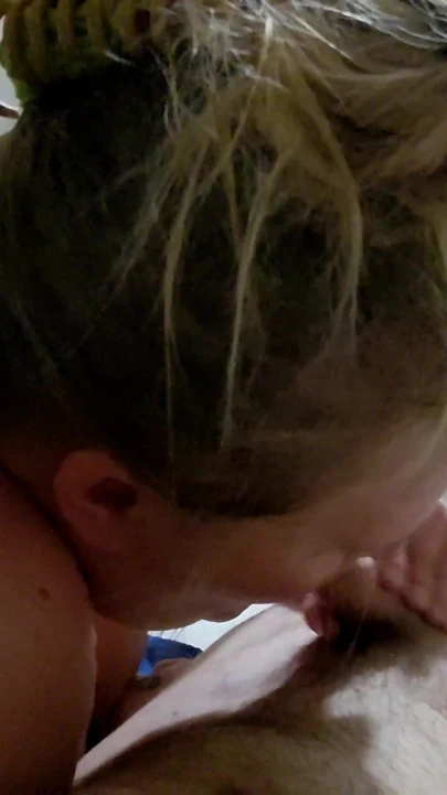 Tombul orta yaşlı seksi kadın yatmadan önce sakso çekiyor | Klip 2