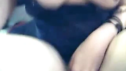 Qt onu pembe yapay penis seviyor