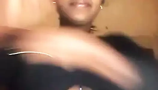 Hintli kız göğüslerini gösteriyor