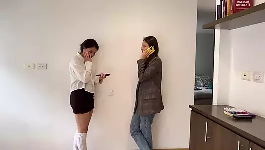 Resim öğretmenim, sınıf arkadaşım ve benim konuyu nasıl ele aldığımızı görmeyi çok seviyor.