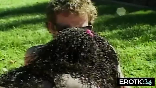 sert davranırken alkışlıyor ve daha fazlası için yalvarıyor