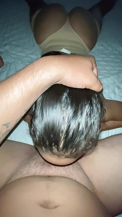 VENEZUELALI YUTKUNUCU TIOJACK'IN SİKİNİ EMİYOR