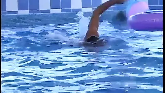 Ultra seksi sarışın amcığını yediriyor