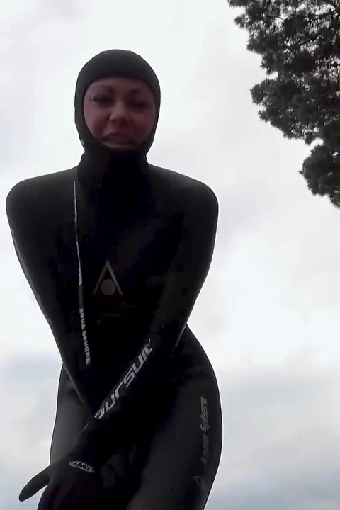 Wetsuit Giantess azdırmak için küçük bir oyuncak buluyor