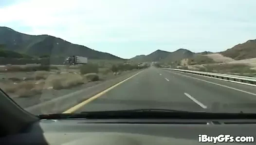 Saucy busty esmer bebek oynuyor ona kedi