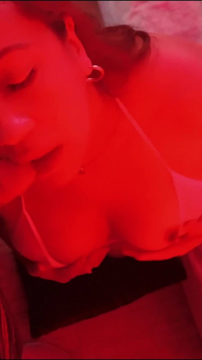 Kırmızı Işıklı Azgın Latin Orta Yaşlı Seksi Kadın Yarağa Tükürüyor, Taşak Emiyor, Elle Muamele Çekiyor Ve Yüzüne Boşalma