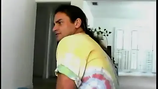 Azgın ev hanımı genç delikanlıyı baştan çıkarıyor ve iyice ıslak sakso çekiyor