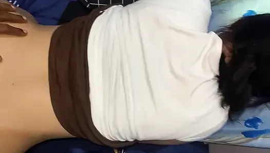 Ateşli bir vücuda sahip güzel bir kadınla ilk kez sikişiyor