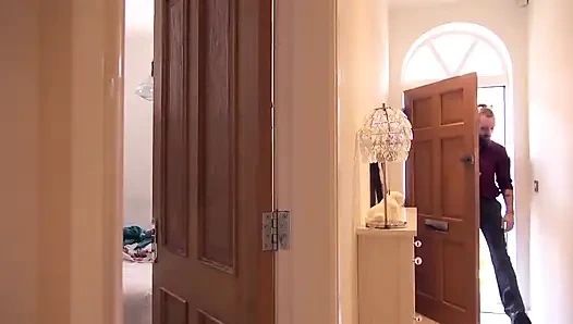 Zenci üvey kız üvey babası tarafından cezalandırılıyor ve sikiliyor