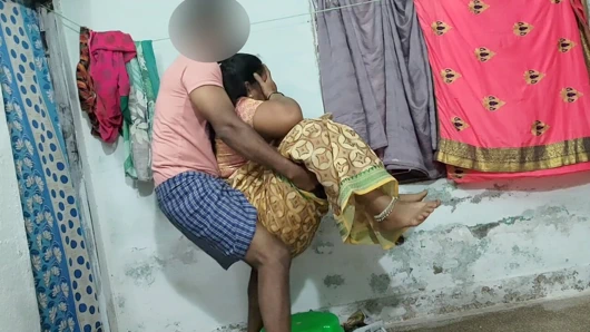 Hintli teyzem akşam meyve yerken seks yaptım.