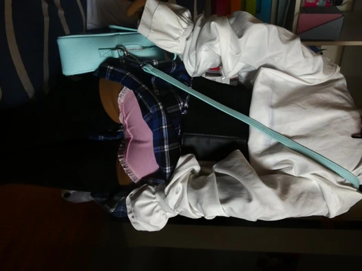 Sexdoll kolej (18+) sürtük fışkırtana kadar parmaklanır, sonra bir leğene utanç verici bir şekilde işer